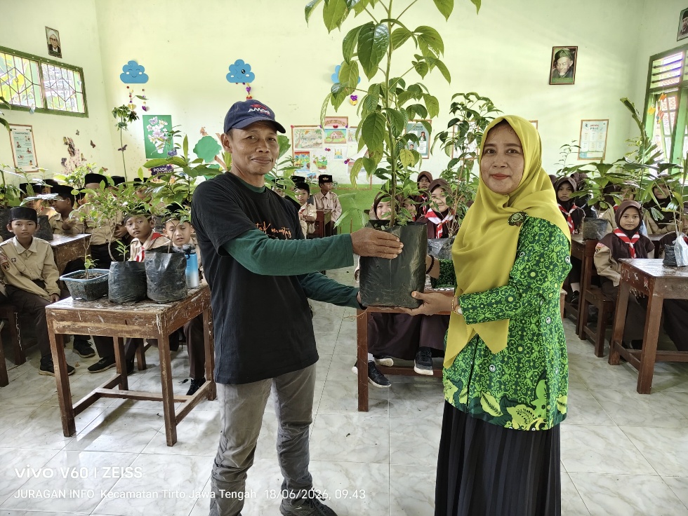 Kepala MI Salafiyah Ngalian, Ella Maryana, secara simbolis menyerahkan donasi bibit pohon kepada perwakilan Lintas Komunitas Peduli Pekalongan (LKPP) di Kecamatan Tirto, Kabupaten Pekalongan, Kamis (18/6/2026).