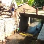 Terlihat Pengambilan air di saluran