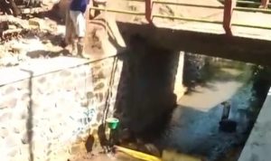 Terlihat Pengambilan air di saluran